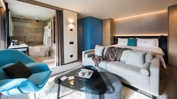 Junior-Suite, Balkon, Bergblick | Wohnbereich | Fernseher