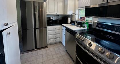 Cozy Coastal Getaway / Short walk to Intracoastal / Pool Access.