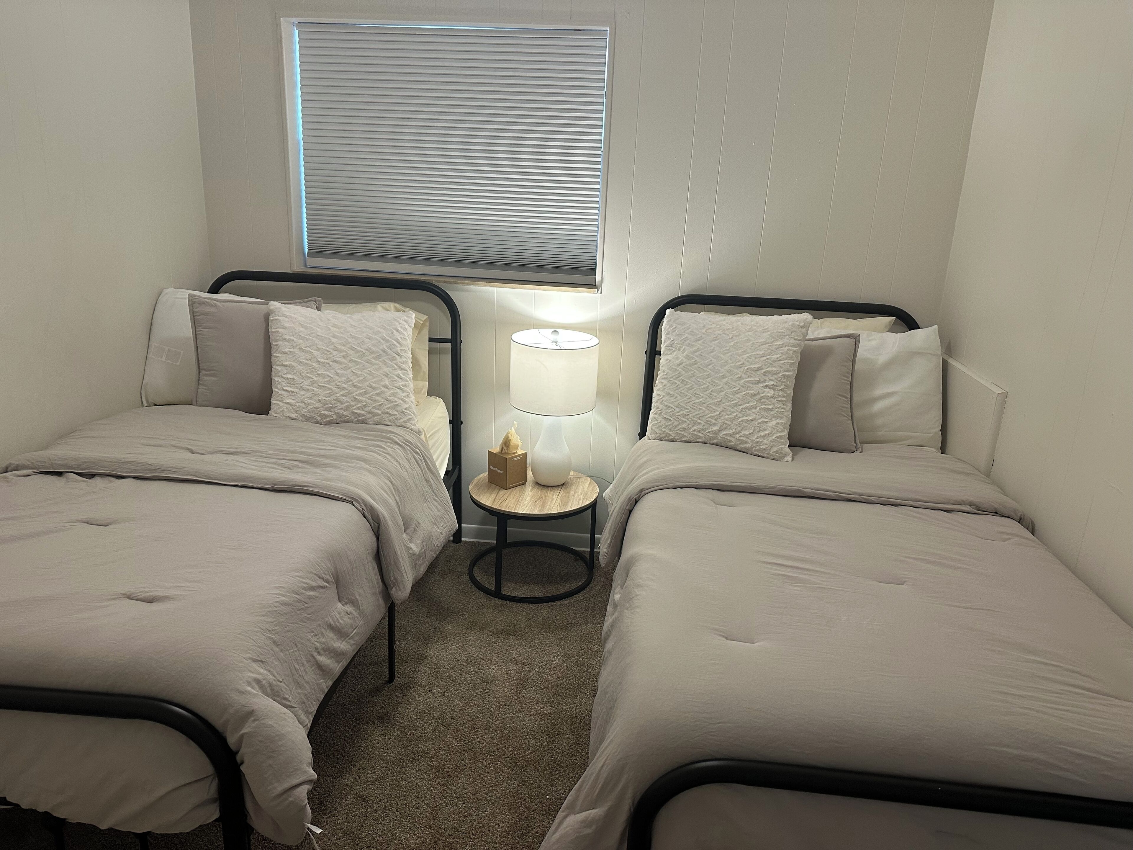 2 多间卧室、免费 WiFi、床单