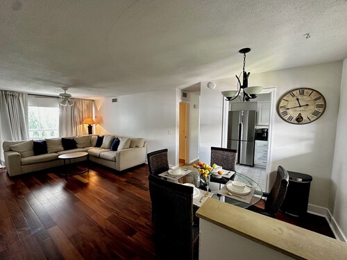 Cozy Coastal Getaway / Short walk to Intracoastal / Pool Access.