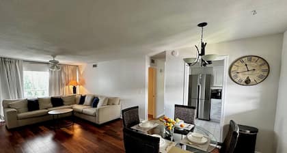 Cozy Coastal Getaway / Short walk to Intracoastal / Pool Access.