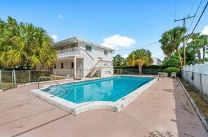 Outdoor pool - Cozy Coastal Getaway / Short walk to Intracoastal / Pool Access. (North Palm Beach)