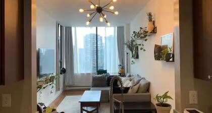 Cozy Retreat / Downtown Oasis, Sleeps 4, Parking Included!