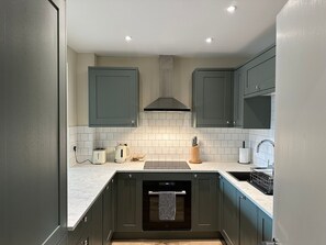 Fridge, microwave, oven, stovetop - Edinburgh Charm Apartment Near Springfield Lane (Edinburgh)