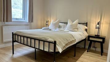 3 bedrooms, iron/ironing board, free WiFi, bed sheets