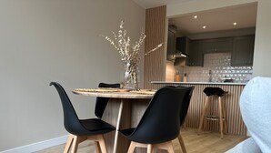 Une cuisine moderne avec un coin repas.