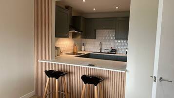 Geladeira, micro-ondas, fogão, cooktop