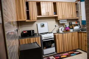 Apartamento Deluxe, vistas a la ciudad | Cocina privada | Frigorífico y microondas