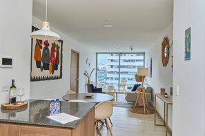 Lägenhet - 1 sovrum - balkong - utsikt mot staden | Vardagsrum | Böcker