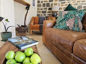 Romantic House | Living room