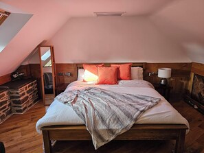 Romantisk hus | Sengetøy av topp kvalitet, blendingsgardiner og strykejern/-brett