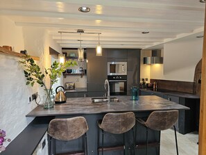 Nhà phong cách lãng mạn | Bếp riêng | Dụng cụ pha espresso, ấm điện 