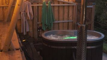 Bañera de hidromasaje al aire libre