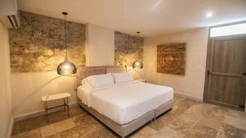 Caja de seguridad en la habitación y escritorio