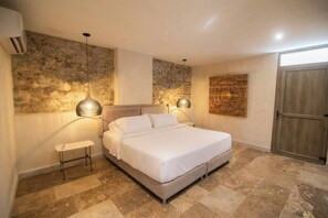 Tallelokero huoneessa, työpöytä, silitysrauta/-lauta, vauvan matkasänky