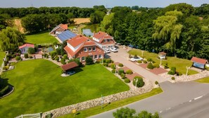 A large house with a solar panel array, a driveway, and a well-maintained lawn. - Apartment 'Schwalbennest' with Shared Terrace, Wi-Fi and Air Conditioning (Wangerland)