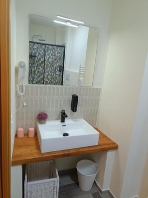 Ducha, artículos de tocador gratuitos, secador de pelo, toallas