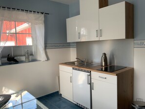 Réfrigérateur, four, plaque de cuisson, cafetière/bouilloire