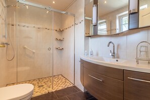 Shower, hair dryer - Apartment 'Ferienwohnung 9 - Entennest' with Shared Terrace, Wi-Fi and Air Conditioning (Wangerland)
