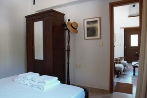 2 quartos, ferros/tábuas de passar roupa, berço de viagem