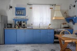 Frigorífico, microondas, horno y cafetera o tetera