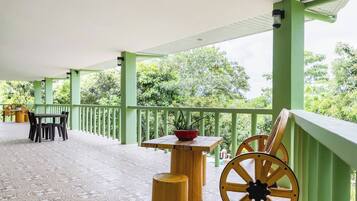 Villa, 2 Bedrooms, Smoking, Private Pool | Tempat makan luar