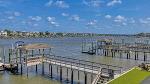 A waterfront marina with wooden docks and a gazebo. - The Wright View–Waterfront Escape w/ Dock | Views |Close to Dining and Shopping (Wrightsville Beach NC)