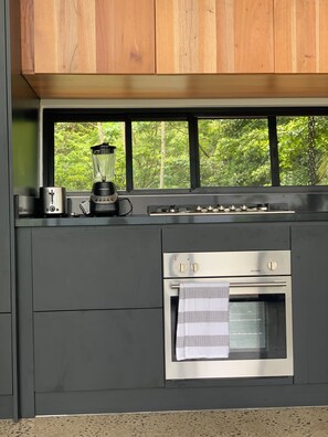 Kühlschrank, Ofen, Herdplatte, Wasserkocher mit Kaffee-/Teezubehör