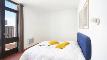 Nhà | 2 phòng ngủ, trang bị nội thất với thiết kế riêng biệt, bộ trải giường