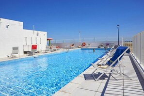 Una piscina techada, una piscina al aire libre