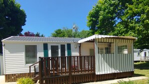 A mobile home with a fenced porch and a covered outdoor area. - Mobil home Le Duo Tranquille (Souvigné)