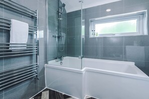 SĂšche-cheveux, serviettes fournies, papier toilette