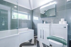 Hårføner, håndklær og toalettpapir