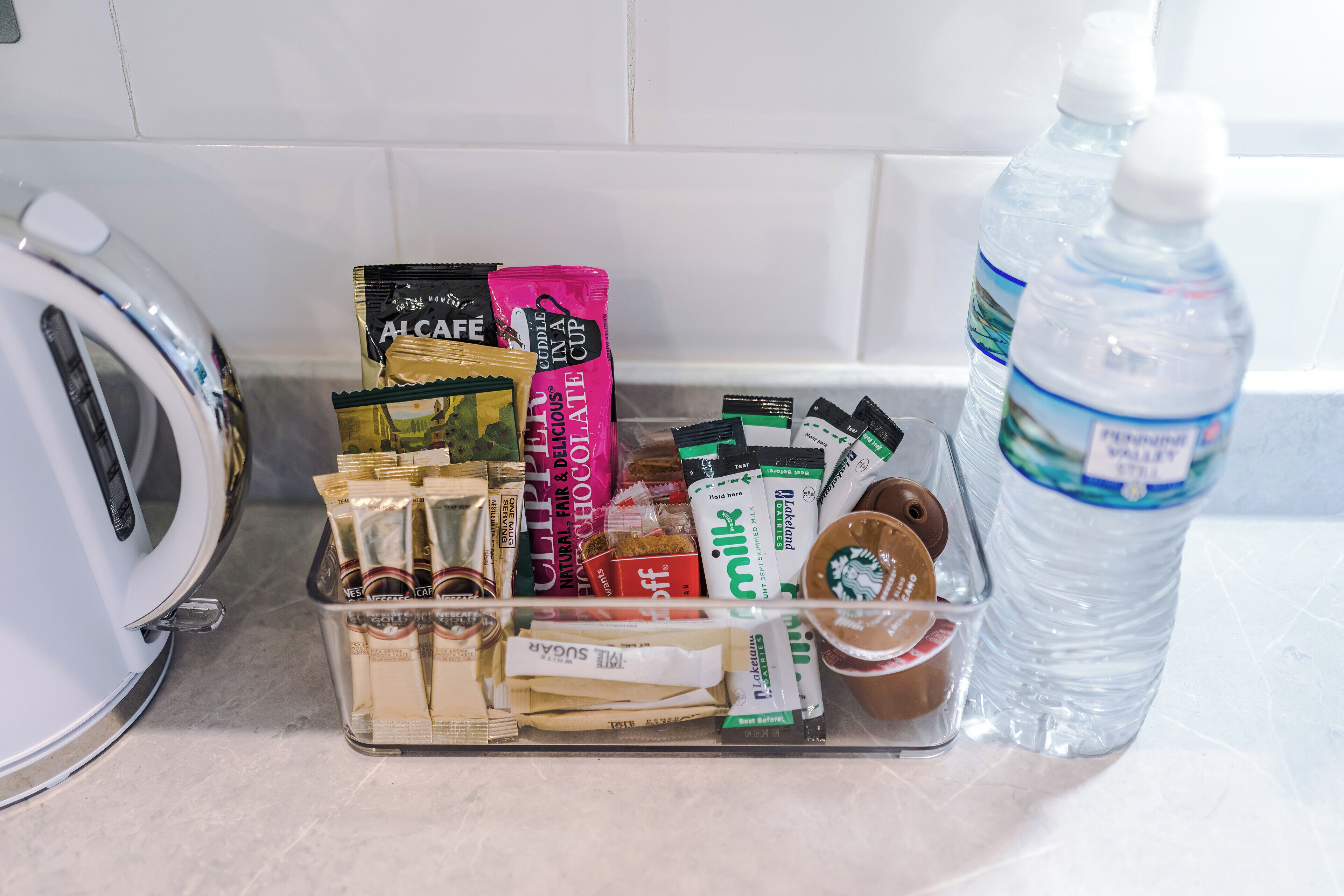 Een aanrecht met verschillende soorten eten en een waterfles.