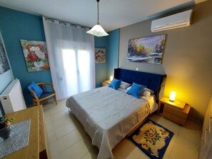 3 habitaciones, escritorio y tabla de planchar con plancha 