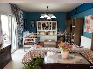 3 bedrooms, desk, iron/ironing board, travel crib