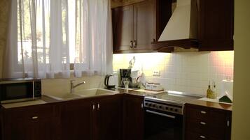 Fridge, microwave, oven, coffee/tea maker