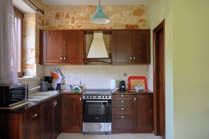 Fridge, microwave, oven, coffee/tea maker