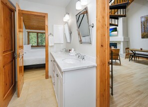 2 slaapkamers, een bureau, een strijkplank/strijkijzer, wifi