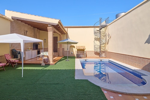 Rural Holiday Home Santa Fe with Private Pool, Wi-Fi & Air Conditioning