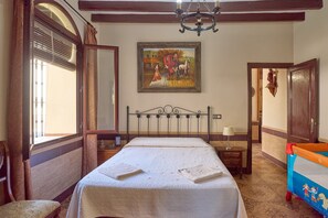 5 bedrooms, iron/ironing board, WiFi, bed sheets - Rural Holiday Home Santa Fe with Private Pool, Wi-Fi & Air Conditioning (Montilla)