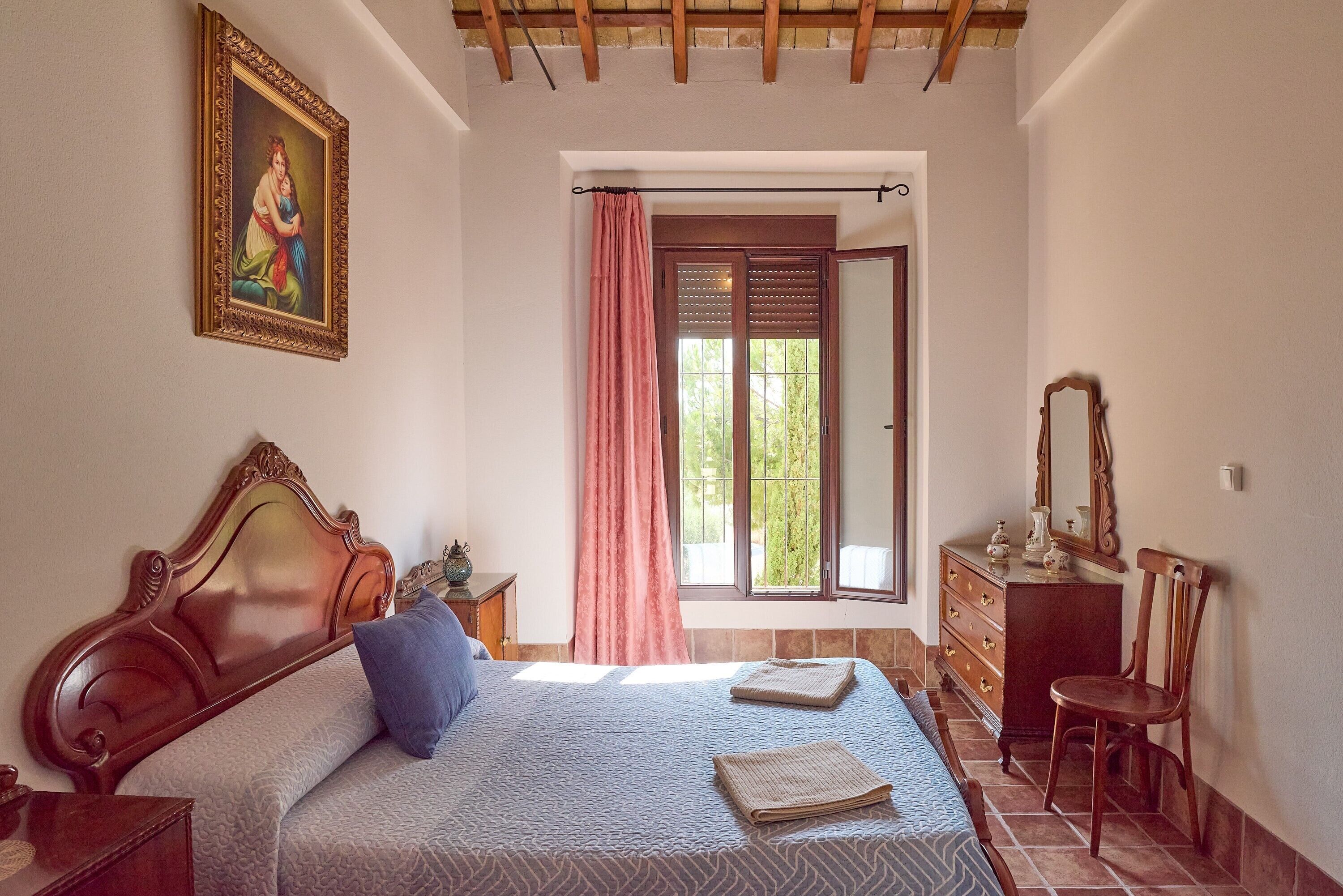 5 bedrooms, iron/ironing board, WiFi, bed sheets