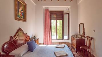 5 bedrooms, iron/ironing board, WiFi, bed sheets