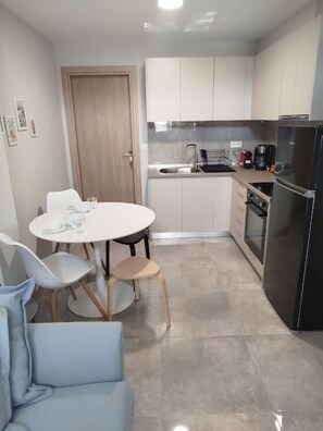 Réfrigérateur, four, cafetière/bouilloire, grille-pain