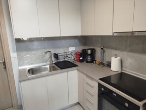 Réfrigérateur, four, cafetière/bouilloire, grille-pain