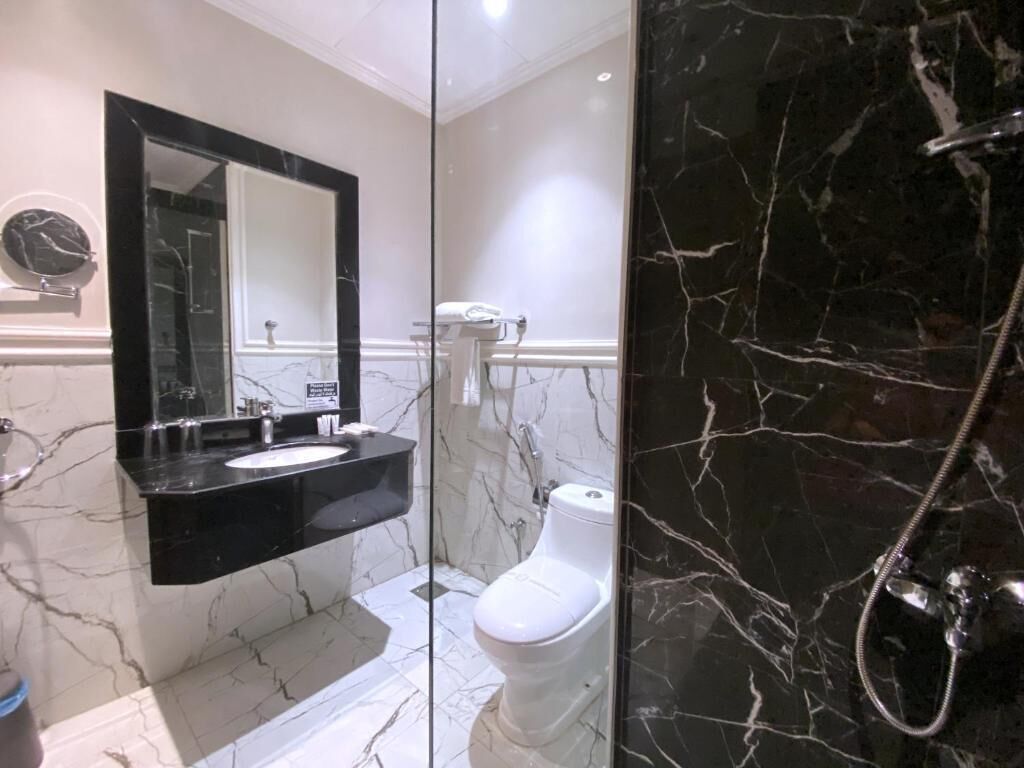 Deluxe Suite with Spa Bath | Bathroom | Hair dryer, towels, soap, shampoo