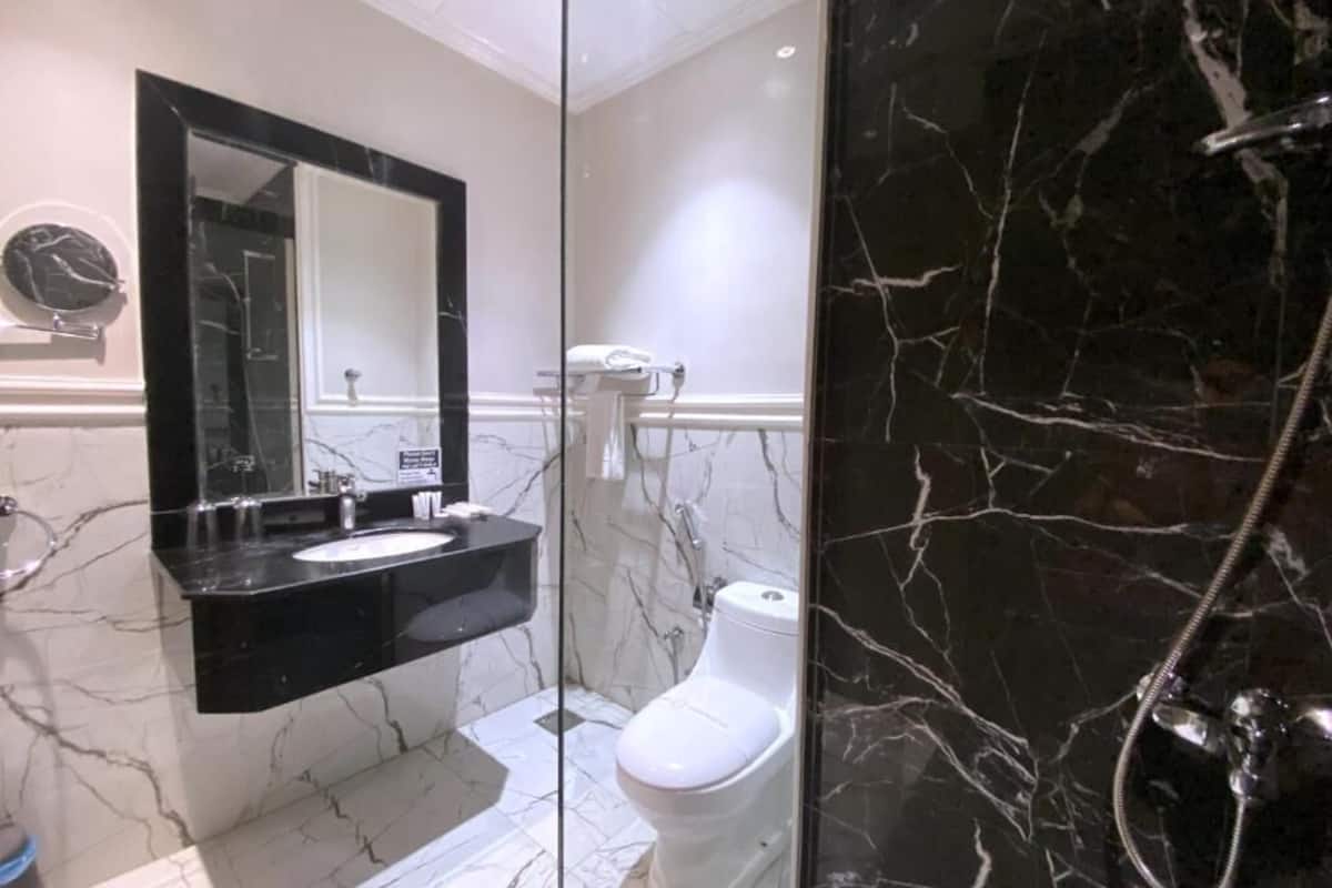 Deluxe Suite with Spa Bath | Bathroom | Hair dryer, towels, soap, shampoo