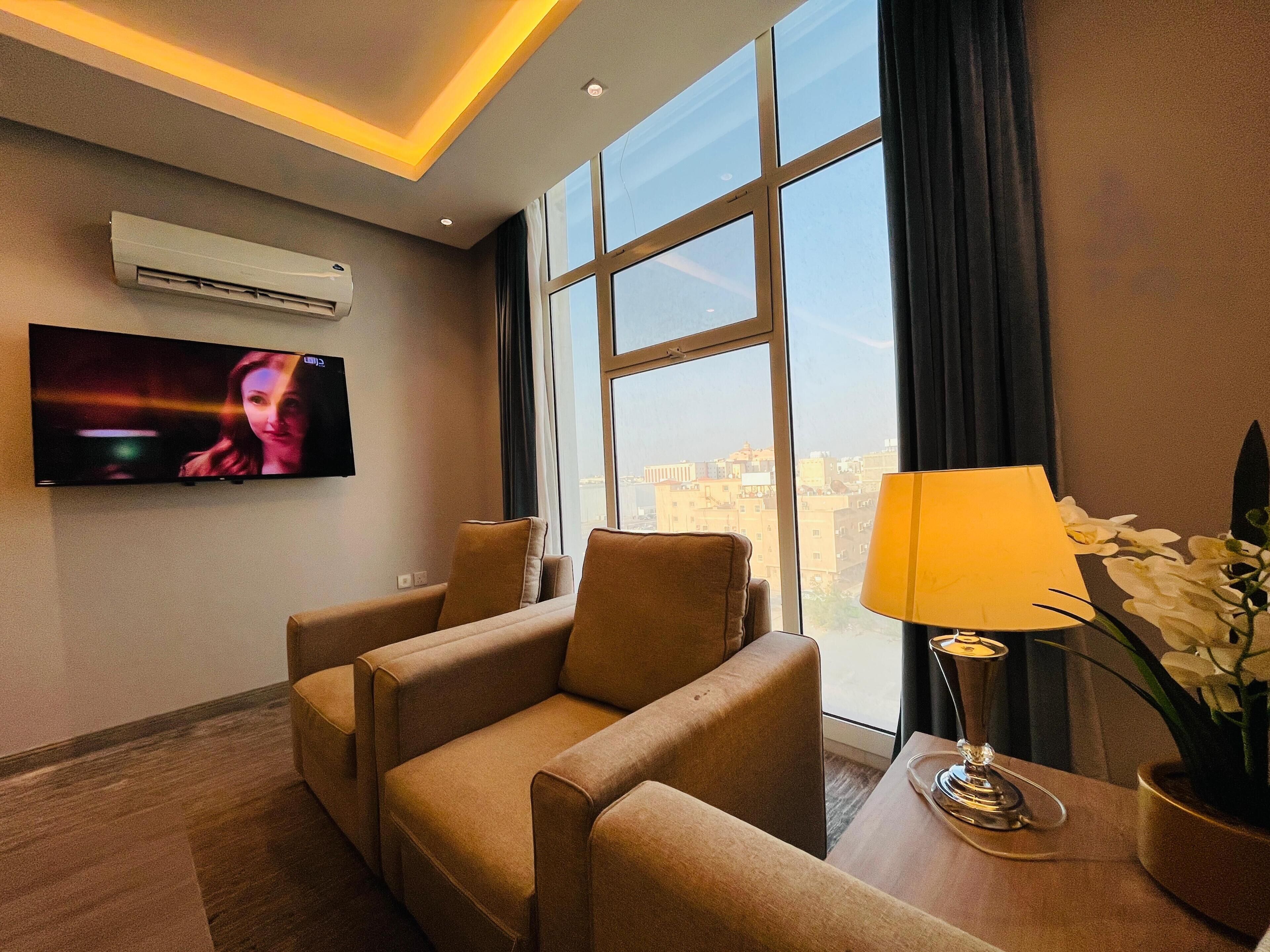 Deluxe Suite with Spa Bath | บริเวณนั่งเล่น | ทีวี