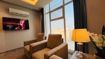 Deluxe Suite with Spa Bath | Área de sala de estar | Televisión