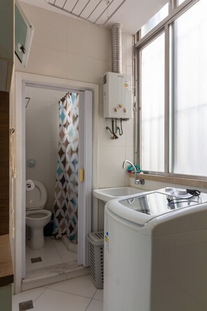 Regadera, secadora de cabello, toallas 